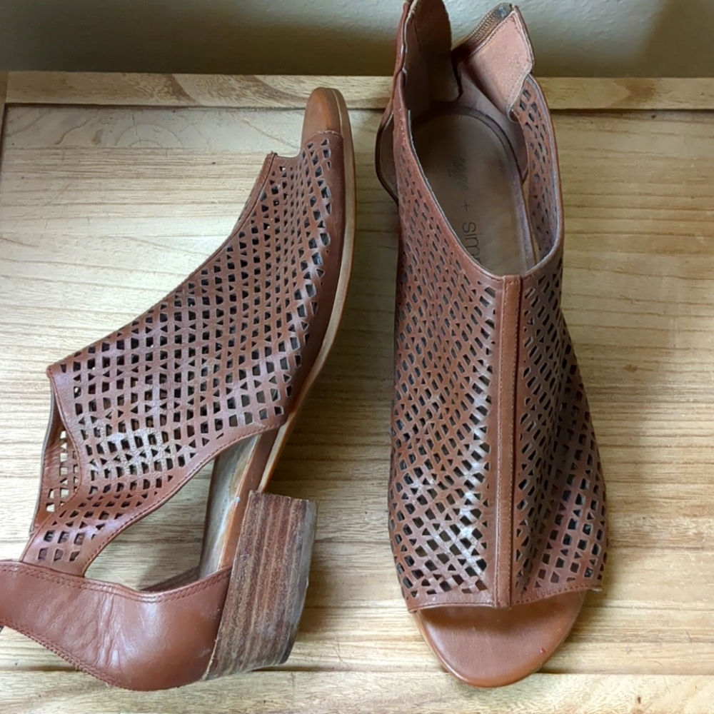 Used 2-times brown leather cut-out sandals